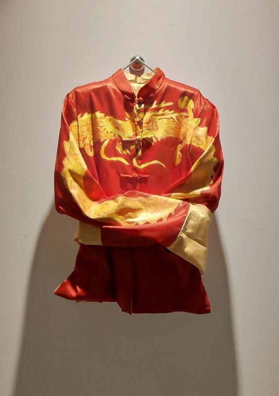 展厅一面墙上挂着一件绣金龙的红灿灿戏服。