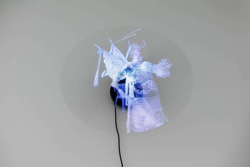 陈坷睿以LED打灯将沈炜竣演武生的一小段录像,投射在展厅墙上高处的电风扇上。