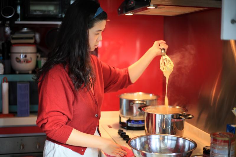 李昕霓爱吃酸面包,因此想到用酸面团做甜甜圈。(龙国雄/摄影)