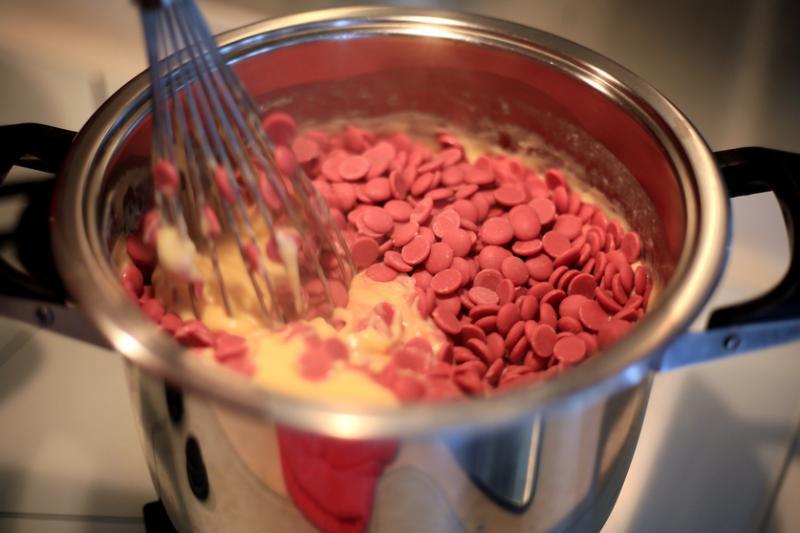 手工甜甜圈的制作,需要掌控时间和温度。(龙国雄/摄影)