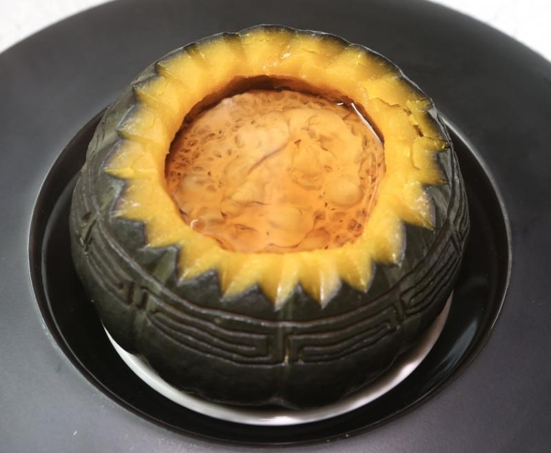 金瓜炖肉盅肉香馥郁。