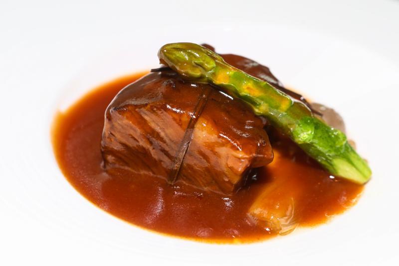 红酒牛仔骨肉质酥烂。