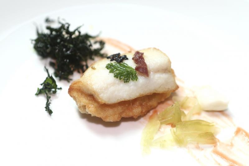 香煎鲳鱼锅贴工序繁多。