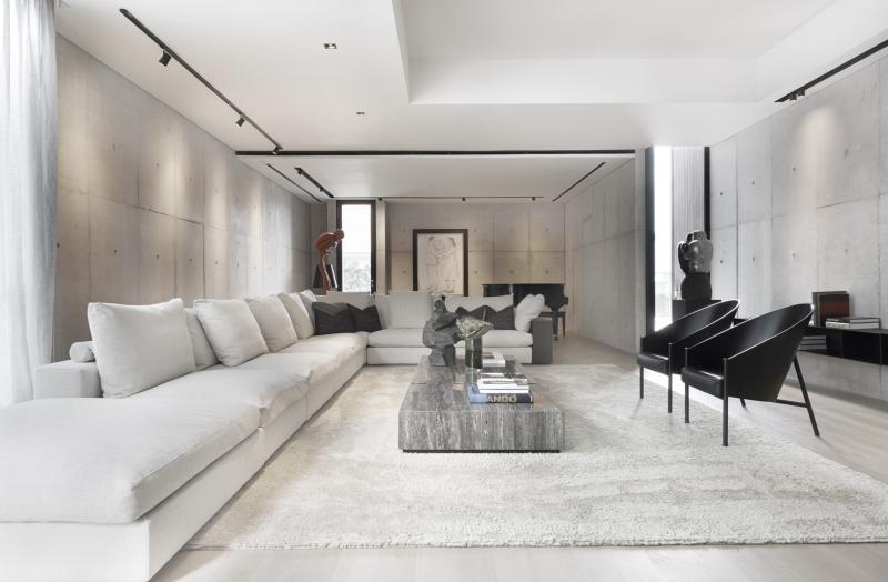 一楼是有画廊感觉的客厅,四周摆设了品味超凡的艺术品。