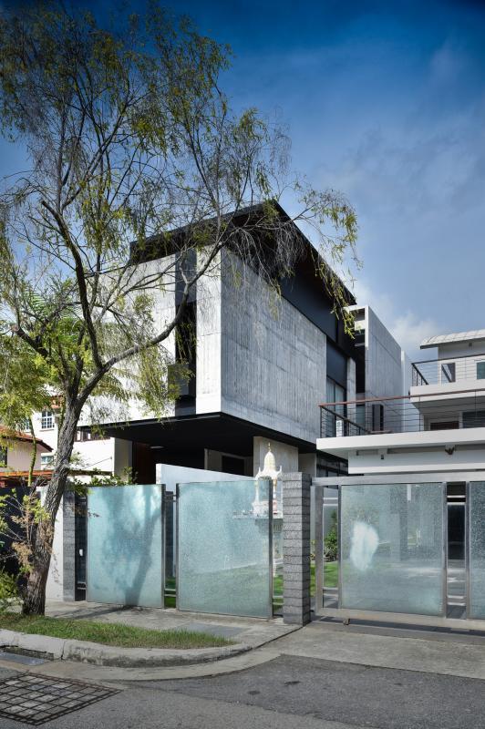 由于独特的长且深建筑设计,这栋半独立式房子比很多独立式洋房更壮观。