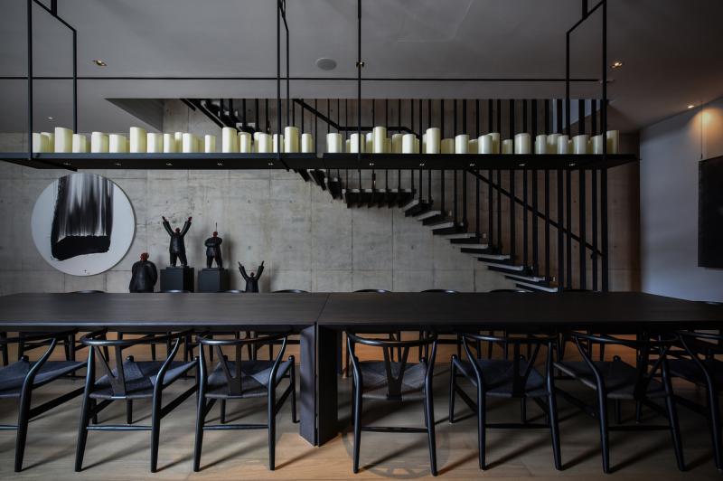 清水泥打造的地面层是饭厅,长桌可让十多人同时用餐。