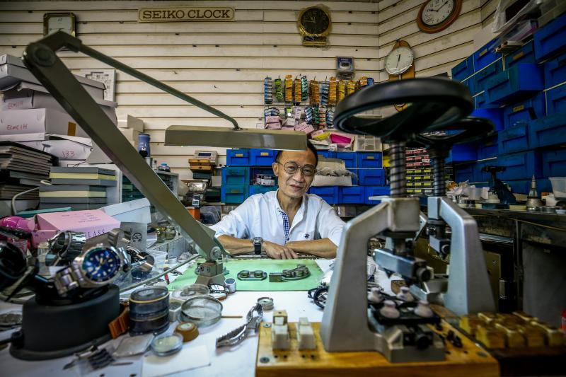 吴成茂12岁开始学修表,23岁开设自己的表行,38年来修复上万只表,靠好口碑获得各方顾客青睐。