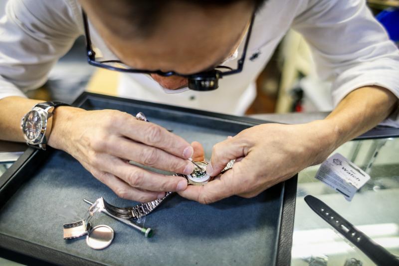 吴成茂拆解修复手表之后,必须能将零件放回表盘原位。