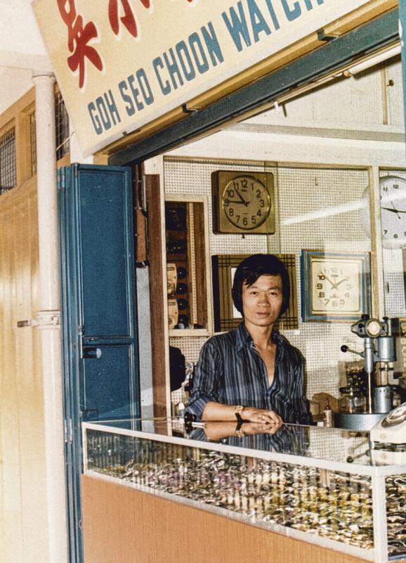 吴成茂摄于父亲的“吴小春钟表”店铺。(受访者提供)