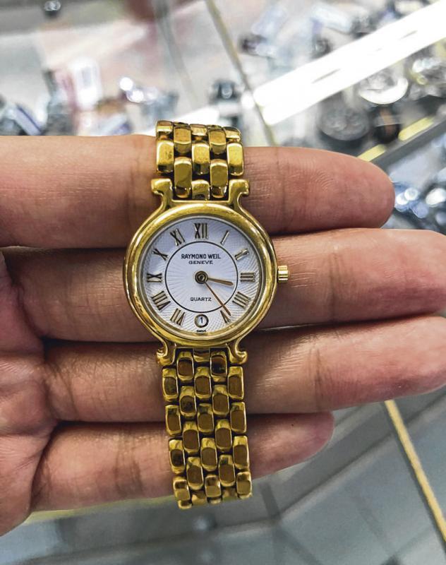 吴成茂与太太的定情表,雷蒙威女装腕表。