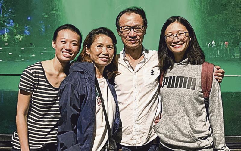 吴成茂(右二)与太太和两个女儿。(受访者提供)