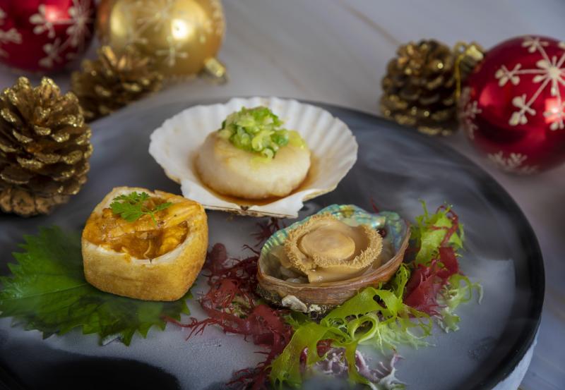 华厅六道式佳节套餐,前菜是辣汁蟹肉金砖、葱油煎带子和冰镇南非鲍鱼。