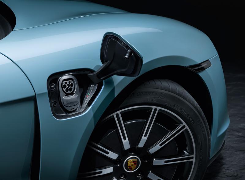 有感应器的充电插槽,用手一挥就能开启。