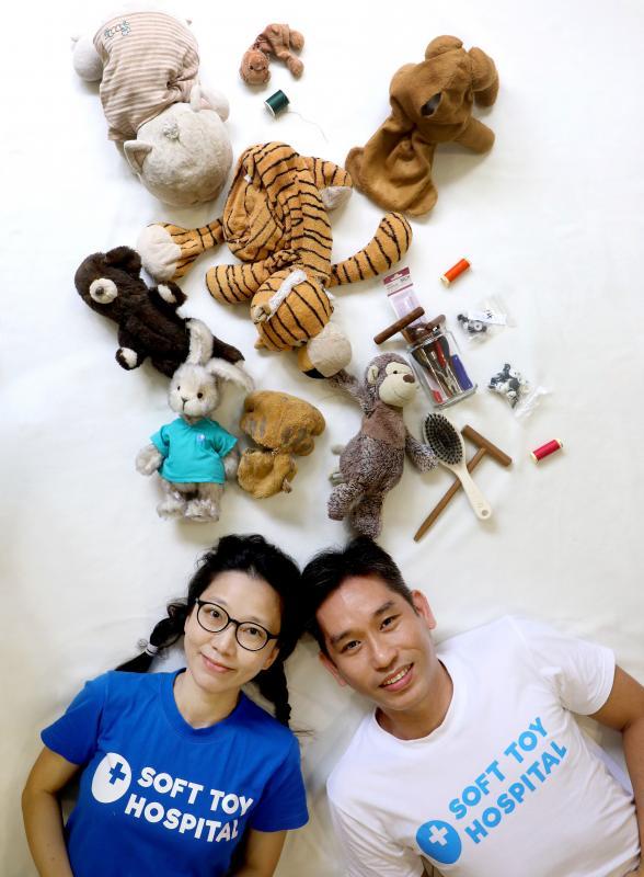 软绵绵的毛绒玩具,是许多大人小孩的情感慰藉。不言不语,不冷不热,却有着难以割舍的珍贵回忆。龚志南和程丽琳开设本地第一家玩具医院,巧手修复缺损破旧的毛绒玩具,赋予它们新生命的同时,也体现出主人的惜物之心、恋旧之情。