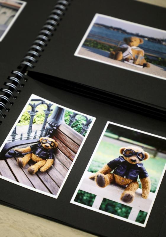 夫妻俩设计的第一只泰迪熊,送给彼此当礼物。买了两份相同的材料,程丽琳做了只可爱的海军小熊,龚志南则做了只酷酷的飞行员熊。