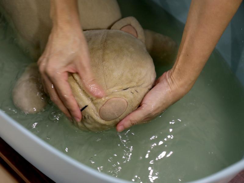 选用成分温和的清洗液给娃娃洗澡。