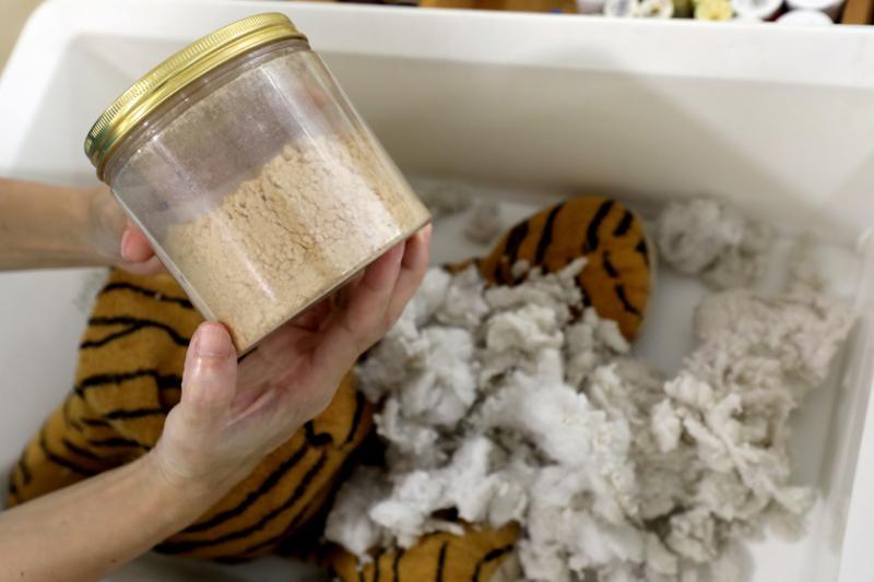 枕头里的棉花压久了变成“可可粉”。