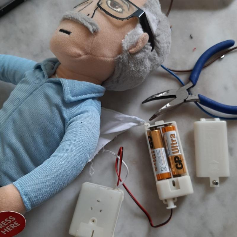 修复失声的机器娃娃斯坦·李。(受访者提供)