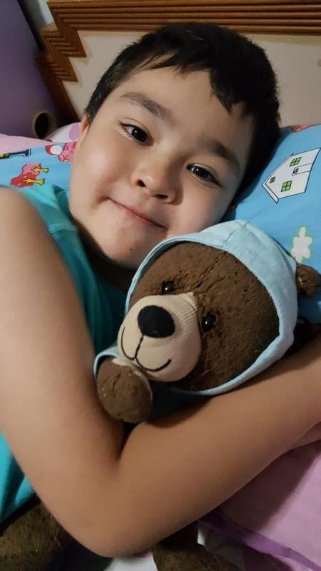 凯乐很开心小熊回到身边,还穿了身新衣服。(受访者提供)