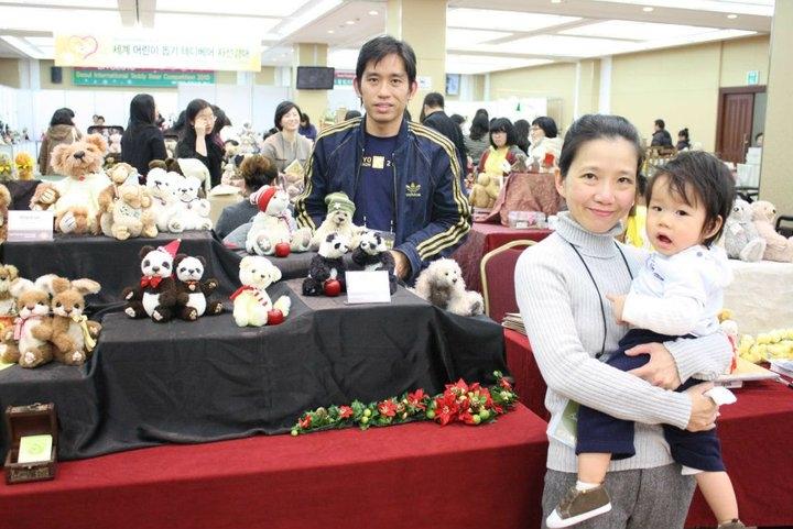 龚志南与程丽琳受邀到韩国担任泰迪熊制作比赛评审。(受访者提供)