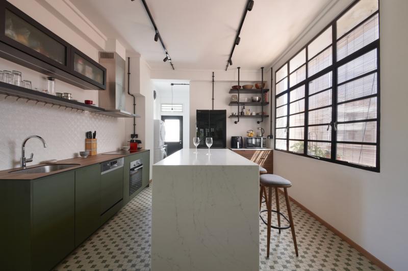 开放式厨房地板特意选用老咖啡店常见的马赛克瓷砖，中岛柜台采用大理石打造，勾起人们对老咖啡店餐桌的回忆。