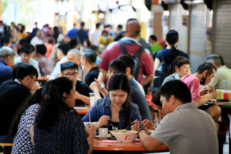 小贩中心让不同阶层的人在同一个空间里相聚,且在美食里找到共鸣。