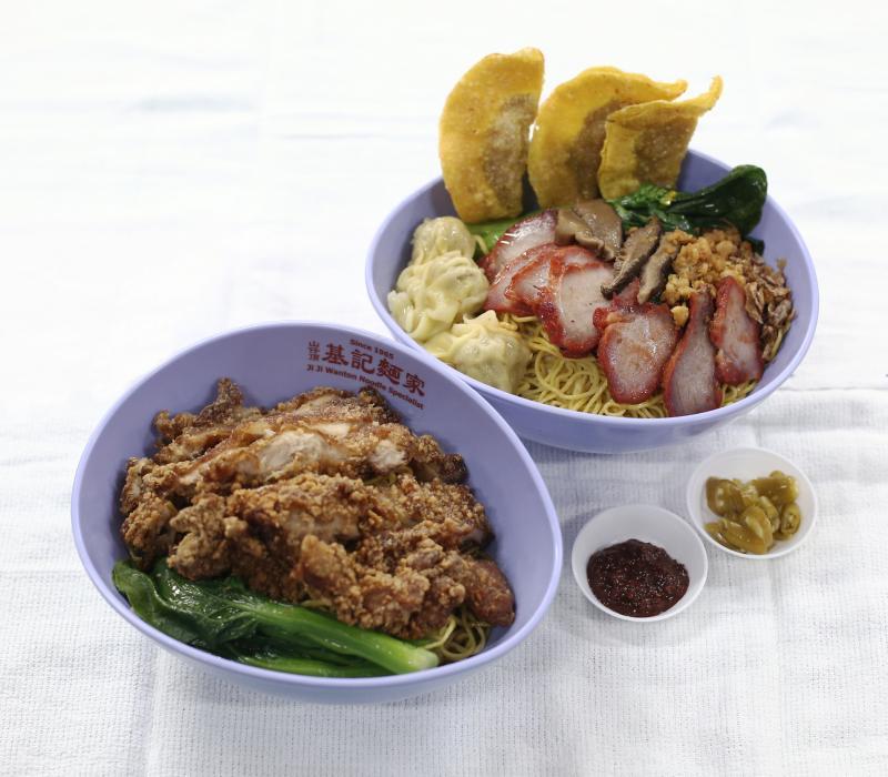 基记面家的招牌叉烧云吞面和鸡排面。