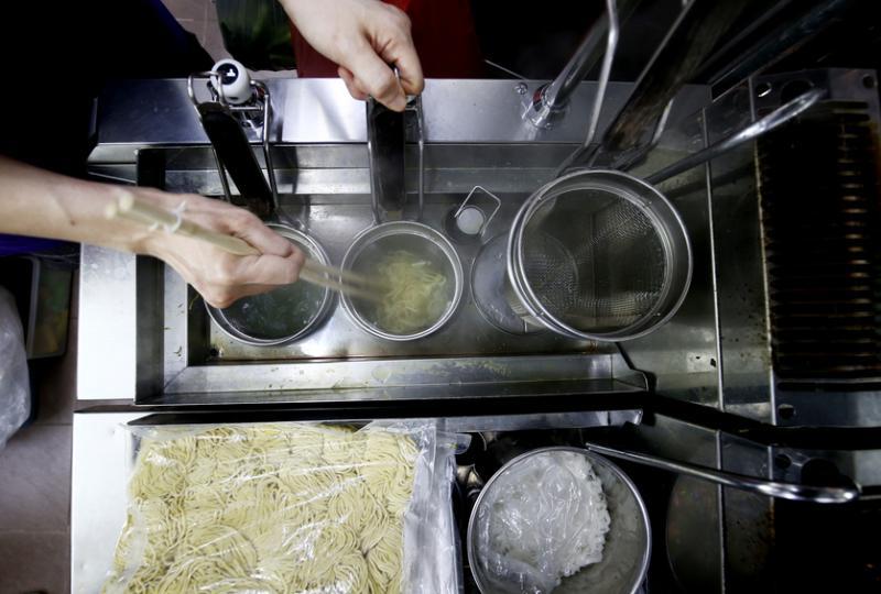 钟雪莉引入自动煮面机，利用科技保留传统滋味。