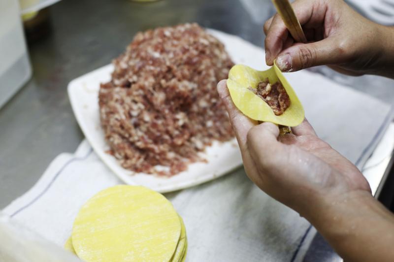 基记面家每天新鲜制作的云吞。