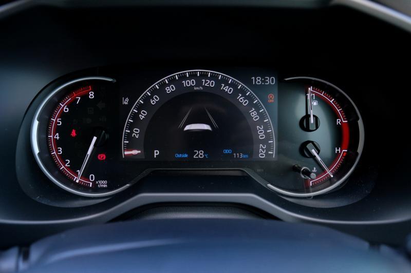 7英寸的仪表盘会随着驾驶模式的不同而变色。