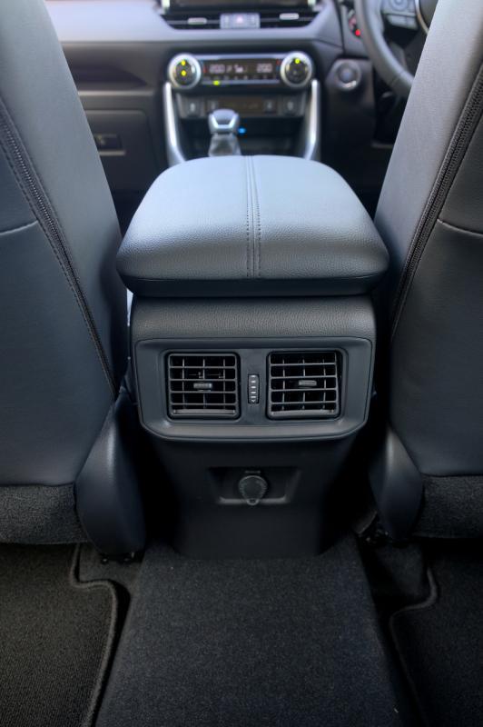 中控扶手后方有两个冷气出风口。