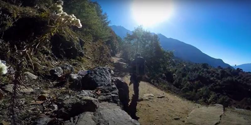 张轫达三年前独自飞去尼泊尔登山，意外找到自己人生中最想做的事。（受访者提供）