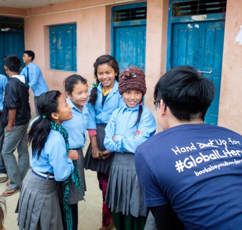 张轫达每年飞去尼泊尔，亲自走入学校和社区，确保善款得以妥善运用。（受访者提供）