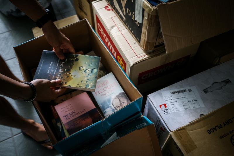 让张轫达高兴又烦恼的是：公众捐赠的二手书越来越多。