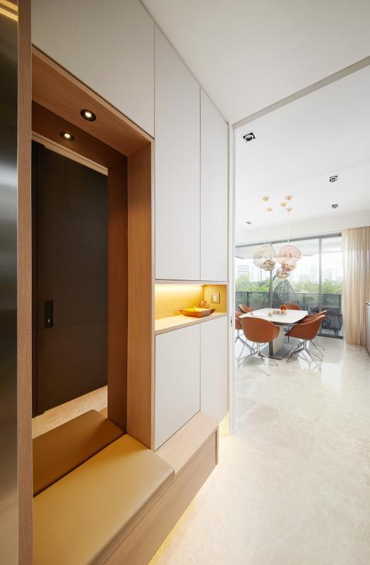 玄关设置多功能摆设柜。