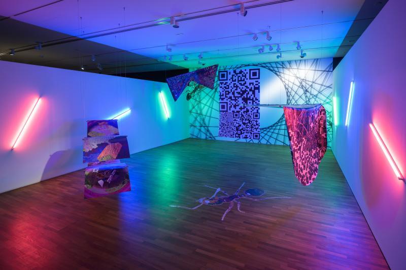 新加坡国家美术馆“关于新颖生存方式的提案”旗下展览“小故障季节中的意义练习” ,让本地艺术家有更多曝光机会,比如崔永坚的祭坛装置《站13010》,思考自然、神灵与科技的关系。(国家美术馆提供)