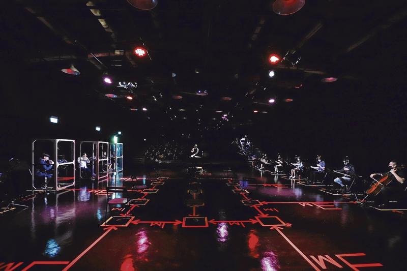 鼎艺团在有限空间内把乐手分散到舞台两侧,既遵守了安全距离,又营造了独特的视听体验。(鼎艺团提供)