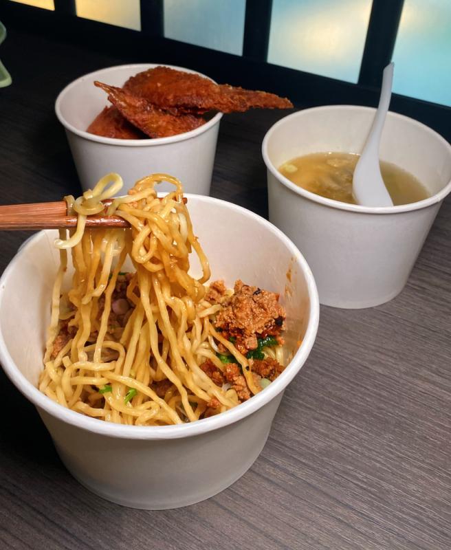 名厨彭国强在新竹脚美食广场卖客家面。