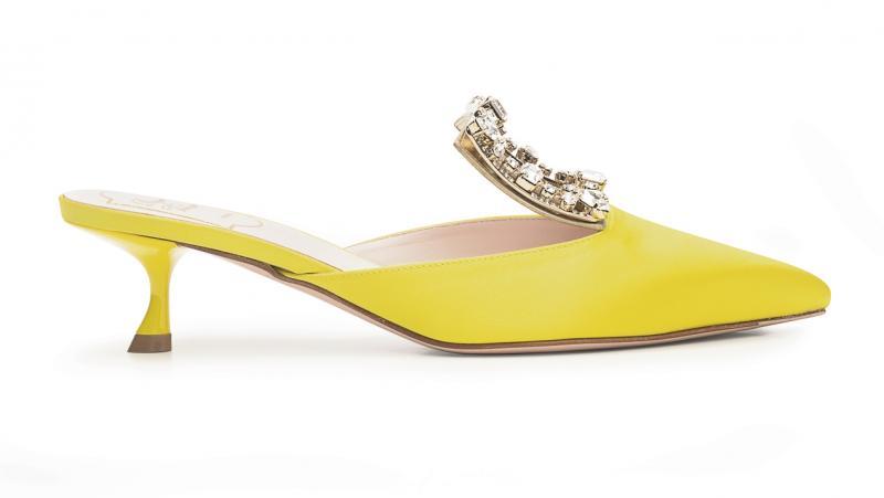 Roger Vivier的亮黄矮跟女鞋让人过目难忘。