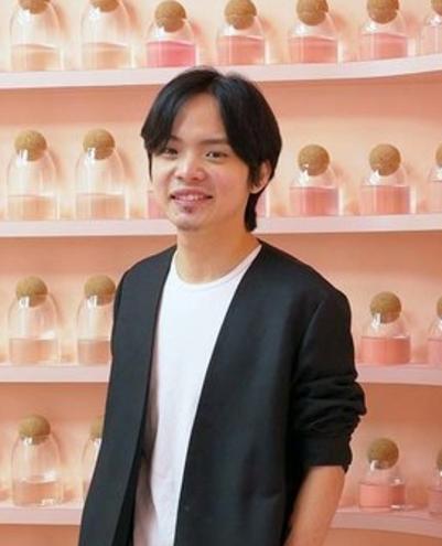 谢治川认为，疫情下的生活需要一丝轻松与活力，这可以从在新一年的发型与发色选择上体现出来。