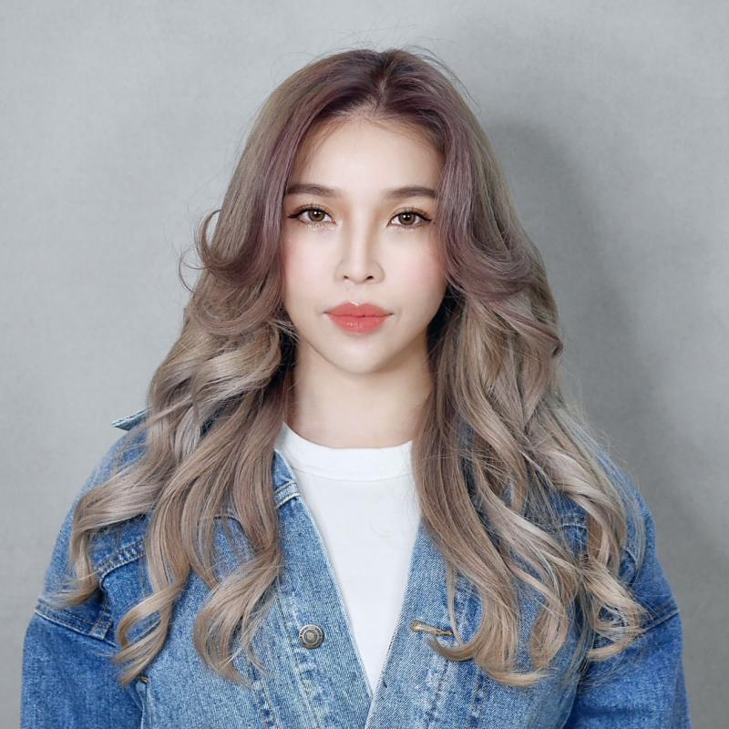 中分鬈刘海Curtain Bangs，修饰脸型，展现柔美轮廓。