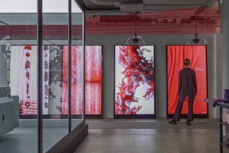 H&M在瑞典旗舰店推出全方面再生旧衣物系统Looop,用机器将洗净的旧衣物剪碎成纤维,纺成新线,织成新衣。