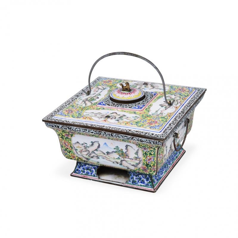 清代乾隆的铜上漆珐琅彩火锅,实用又奢华,显示餐饮文化的成熟度。