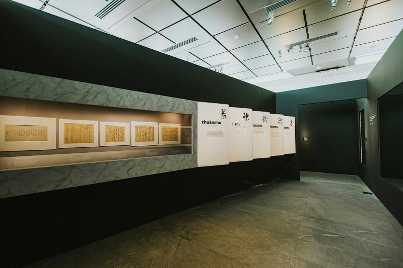 特展“笔墨之间”通过袁氏家族的文房四宝、明清士人信札,展示笔墨之间多层次的情感与人物故事。