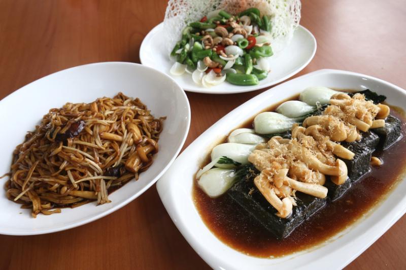 丰大厨私房菜的松露竹炭豆腐(右)、松露汁焖伊面(左)和松露百合松子炒芦笋,卖相和味道都具餐馆水准。(陈渊庄摄)