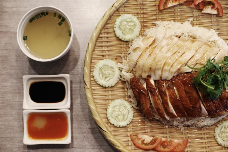 新德记鸡饭的松露鸡饭摆盘精致,足够四五人享用。(陈渊庄摄)