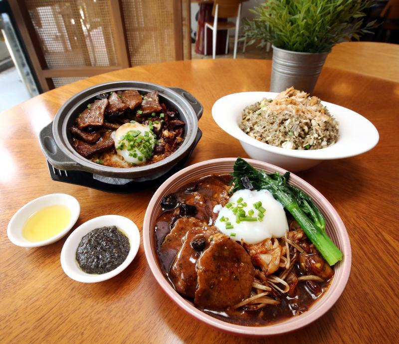 万福厅的月光松露黑椒牛肉河粉(前)、松露胡椒牛肉煲仔饭(后左)和蟹肉松露蛋白炒饭,加入松露酱和松露油,让味觉和嗅觉都沉浸在浓浓松露香之中。(萧紫薇摄)