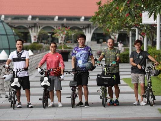 来自不同行业的江万櫂(左起)、冯廷宁、李思菘、姚国顺和陈来锋,因为骑车而聚在一起。(李健玮摄)