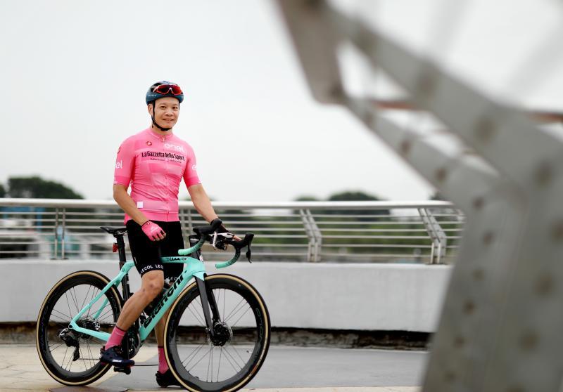 疫情改变了律师柯克祥的生活方式,骑车现成了他的新常态。(严宣融摄)