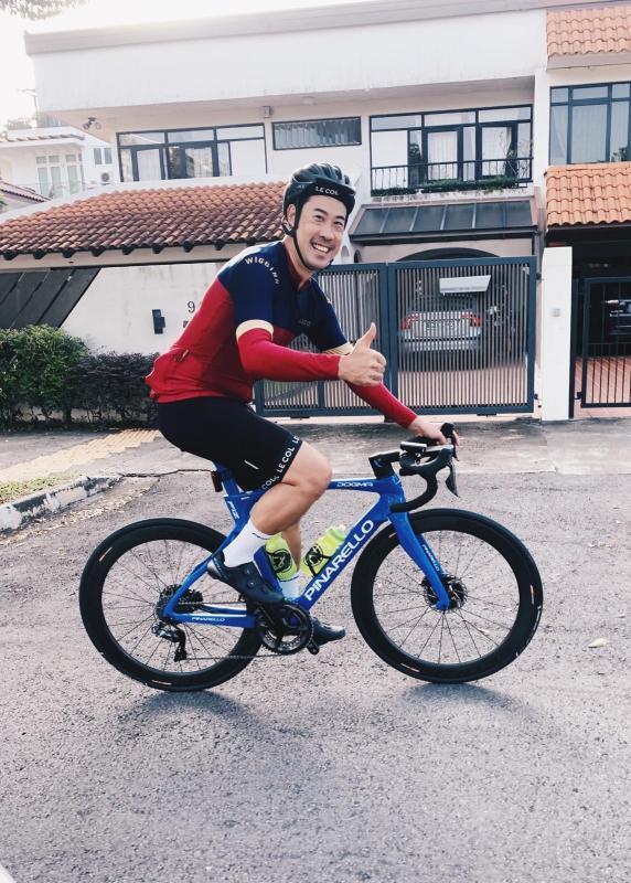 在金融业任职的詹兴谚,现在每周骑车三次,都在清晨5时出发。(受访者提供)